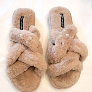 Pretty You London slippers NEW in bag. Size 7-8. Braided faux fur w/ pearls Tan